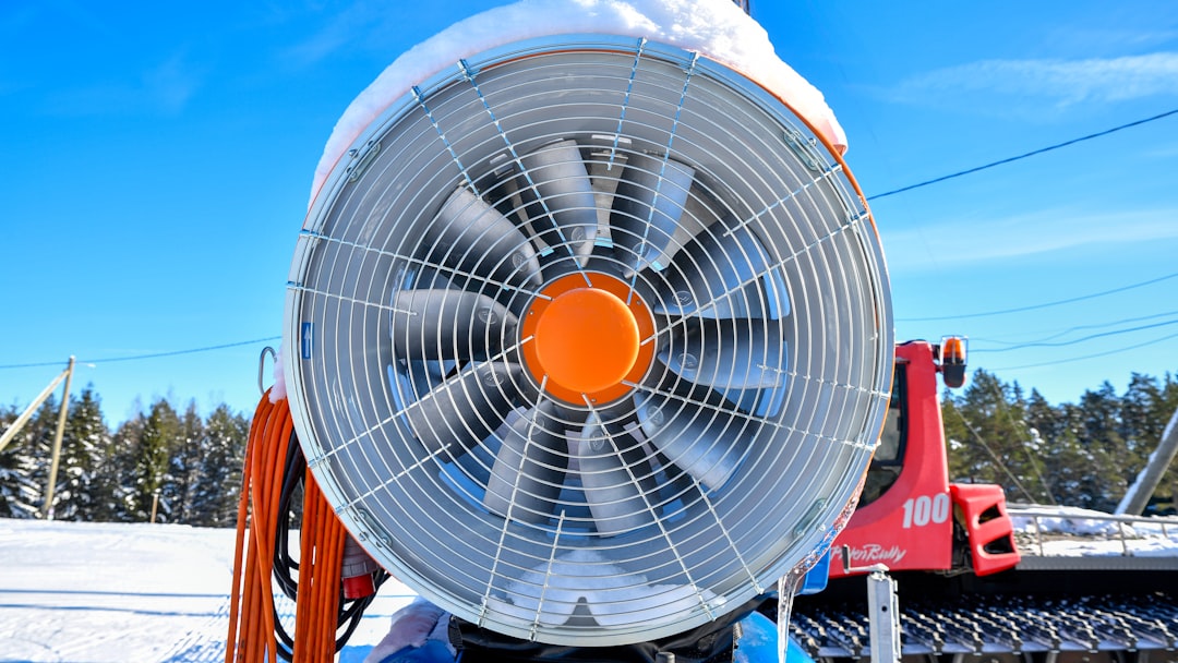 Lumilingon roottori ja syöttöruuvi pakkasaamuna ennen kaasuttimen tarkistusta