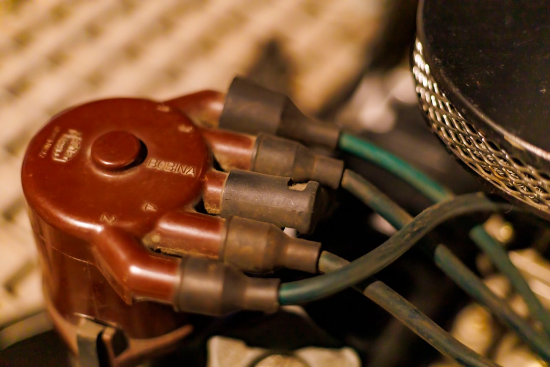 Pienkoneen sytytystulpat lähikuvassa kärkivälin tarkistusta varten