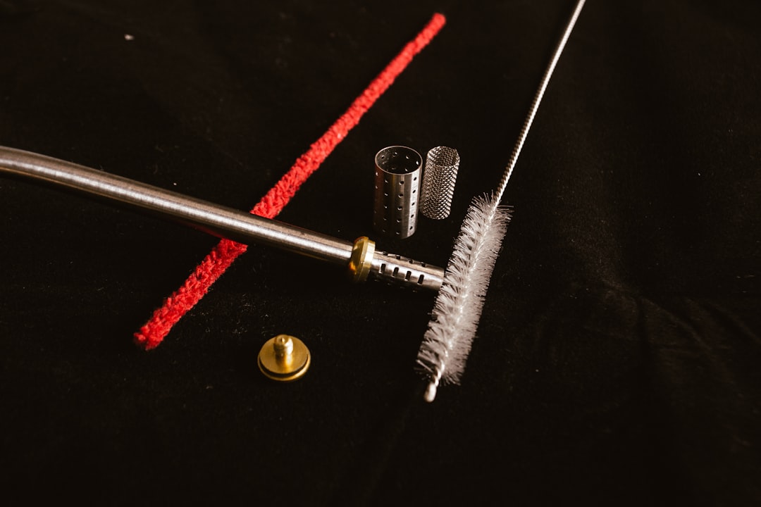 Raivaussahan akseli ja siimapää kausihuollon työpisteellä